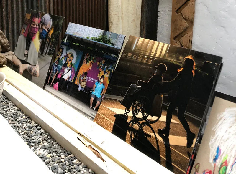 拜訪林聲人文照相館並開心合照。